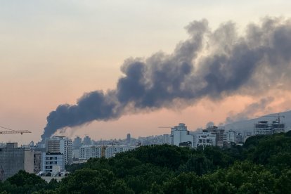 Una nube de humo se eleva tras el ataque israelí contra el edificio de la emisora estatal iraní en Teherán