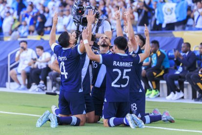 Los jugadores de Guatemala celebran el gol de Santis
