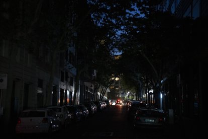 Una calle de Barcelona (España) sin luz el día del apagón