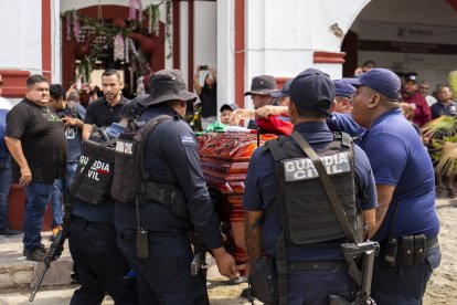 Mexico's national police carrying a coffin (file image).