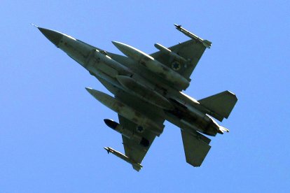 Un avión de combate de la Fuerza Aérea israelí en pleno vuelo de ejercicio militar
