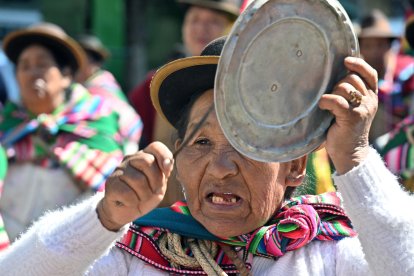 Mujeres bolivianas en una marcha para exigir al gobierno de Luis Arce que de solución a los problemas del país
