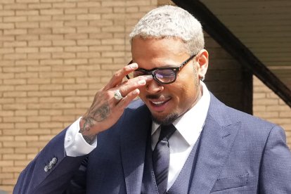 Chris Brown, a su salida de un tribunal del Reino Unido