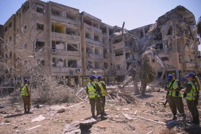 Escena del impacto de un misil iraní cerca de Tel Aviv, Israel.
