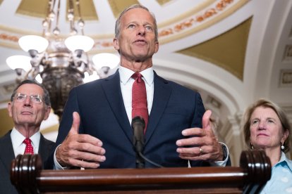 John Thune durante una rueda de prensa