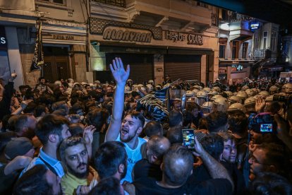 Manifestantes se enfrentan con agentes de la policía antidisturbios turca durante una protesta en Estambul.
