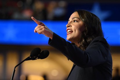 La representante Alexandria Ocasio-Cortez (D-NY) habla en una convención de su partido