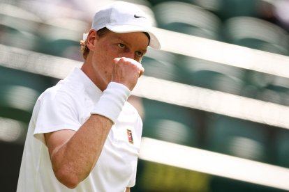 Jannik Sinner celebra su victoria frente a Luca Nardi en Wimbledon 2025
