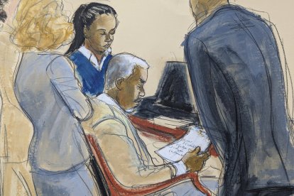 Sean ' Diddy' Combs reads the jury a note.