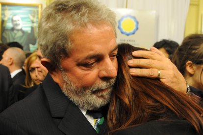 Lula consoles Cristina Kirchner at the funeral of her husband, Nestor Kirchner