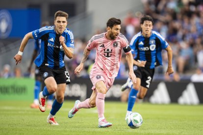 Leo Messi avanza con la pelota frente al CF Montreal