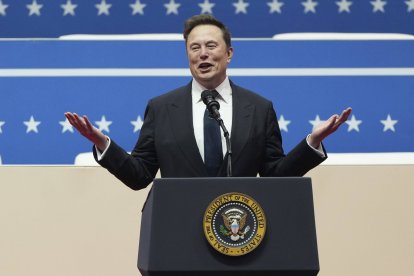 Elon Musk dando un discurso con el atril presidencial