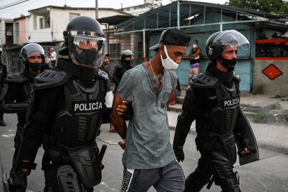 Un hombre es arrestado por las fuerzas del régimen durante las protestas de julio de 2021