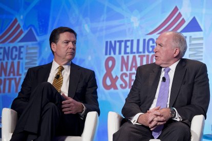 Los exdirectores del FBI James Comey (izq) y la CIA John Brennan (der)