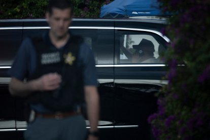 El presidente Donal Trump saliendo en auto de su residencia de Mar-a-Lago