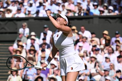 Anisimova celebrates her victory over Sabalenka at Wimbledon 2025