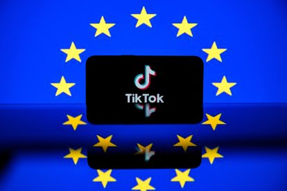 Una pantalla con el logotipo de la plataforma de redes sociales TikTok y la bandera de la UE