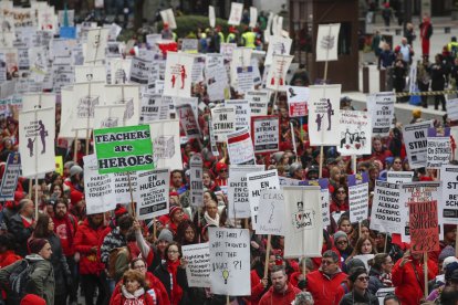 Maestros y simpatizantes se reúnen para la manifestación en el primer día de huelga del Sindicato de Maestros de Chicago el 17 de octubre de 2019 en Chicago