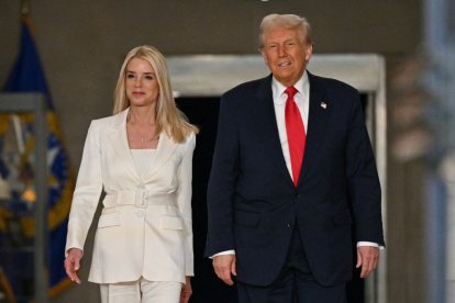Pam Bondi (i) y Donald Trump (d) en una imagen de archivo