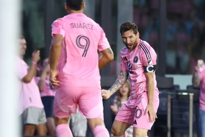 Messi celebra su primer gol