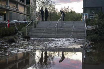 Las inundaciones han sido provocadas por un frente frío de movimiento lento que se aproxima a la Costa Este, ocasionando fuertes lluvias en las principales ciudades a lo largo el corredor I-95.