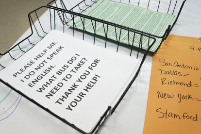 Hojas de ayuda en inglés en un centro de inmigrantes (Dallas, 2018).