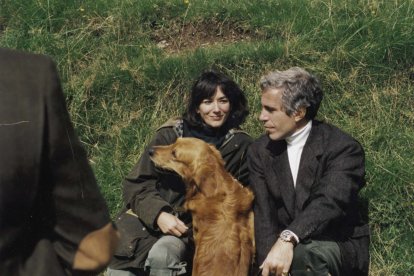 Ghislaine Maxwell y Jeffrey Epstein con un perro (Archivo)