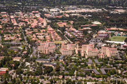 Vista aérea de la Universidad de Stanford en Stanford, California