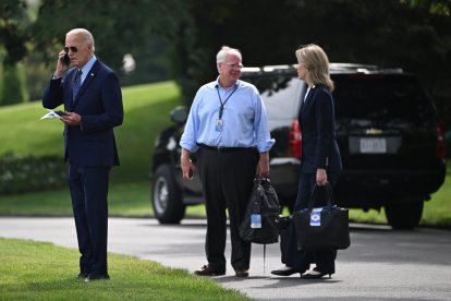 Mike Donilon y Liz Sherwood-Randall, exasesores de Joe Biden, hablando detrás del expresidente