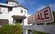 Una señal de venta se muestra fuera de una casa en venta el 16 de agosto de 2024 en Los Ángeles, California. - Las normas del sector inmobiliario estadounidense que regulan las comisiones de los agentes cambiarán el 17 de agosto como parte de un acuerdo legal entre la Asociación Nacional de Agentes Inmobiliarios y los vendedores de viviendas.