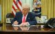 Donald Trump firmando una orden ejecutiva