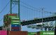 Contenedores de carga apilados en el Puerto de Long Beach