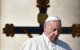(ARCHIVO) El Papa Francisco camina junto a un crucifijo - AFP