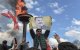 Un hombre sostiene un retrato de Abdullah Öcalan, líder del PKK