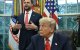 El presidente de Estados Unidos, Donald Trump, escucha mientras el vicepresidente estadounidense JD Vance (izquierda) habla durante una reunión con la ministra de Asuntos Exteriores de la República Democrática del Congo, Thérèse Kayikwamba Wagner, y el ministro de Asuntos Exteriores de Ruanda, Olivier Nduhungirehe (no aparece en la imagen), en el Despacho Oval de la Casa Blanca en Washington D. C., el 27 de junio de 2025. Ruanda y la República Democrática del Congo firmaron el viernes en Washington un acuerdo para poner fin al conflicto en el este de la RDC, que ha causado miles de muertos, aunque aún quedan muchas preguntas sin respuesta sobre lo que esto significará. Trump ha alabado la diplomacia que condujo al acuerdo y se ha quejado públicamente de no haber recibido el Premio Nobel de la Paz. Pero el acuerdo también ha sido objeto de escrutinio por su vaguedad, incluso en lo que respecta al componente económico, ya que la administración Trump está ansiosa por competir con China y 
