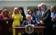 La pastora Paula White (2ª izda.) y otros líderes religiosos rezan detrás del presidente estadounidense Donald Trump durante un acto del Día Nacional de la Oración en el Jardín de las Rosas de la Casa Blanca en Washington, DC, el 1 de mayo de 2025.