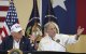 El presidente Donald Trump junto al gobernador de Texas, Greg Abbott
