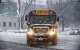 Un autobús escolar circula por la nieve en Melrose, Massachusetts