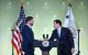 JD Vance, le da la mano al secretario de Estado estadounidense, Marco Rubio