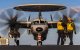 La marina haciendo señales a un avión E‑2D Hawkeye