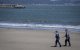 Agentes de policía piden a la gente que evacúe una playa desierta debido a una alerta de tsunami en la ciudad de Fujisawa, en la prefectura de Kanagawa, el 30 de julio de 2025. El 30 de julio, varios tsunamis azotaron zonas del Lejano Oriente ruso y de Japón tras un potente terremoto de magnitud 8,8, y se emitieron alertas en todo el Pacífico por olas de más de tres metros (10 pies) en algunos lugares.