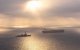 El destructor lanzamisiles de la clase Arleigh Burke USS Rafael Peralta (DDG 115) impone un bloqueo marítimo a un buque con pabellón iraní que intenta navegar hacia un puerto iraní, el 24 de abril de 2026.