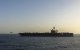 El USS Abraham Lincoln (CVN 72) lleva a cabo operaciones de bloqueo de EE. UU. en el mar Arábigo, el 16 de abril. La flota aérea embarcada en el buque incluye ocho cazas furtivos F-35C, aviones de combate F/A-18, aviones de ataque electrónico EA-18G, aviones de mando y control E-2D, helicópteros MH-60 y aviones CMV-22B Osprey para apoyo logístico. (Foto de la Marina de los EE. UU.)