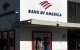 Personas utilizan los cajeros automáticos de una sucursal de Bank of America