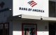Personas utilizan los cajeros automáticos de una sucursal de Bank of America