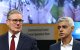 El primer ministro británico, Keir Starmer, acompañado por el alcalde de Londres, Sadiq Khan