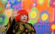 La artista japonesa Yayoi Kusama saluda durante una sesión fotográfica (Archivo)