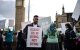 Un activista que se opone a la modificación de la ley sobre la muerte asistida sostiene una pancarta frente al Palacio de Westminster, sede de las Cámaras del Parlamento en el centro de Londres, el 11 de septiembre de 2026. Los legisladores del Reino Unido volverán a debatir la legalización de la muerte asistida, después de que la controvertida ley fuera aprobada por la Cámara Baja el año pasado, antes de que la Cámara Alta —cuya composición no es electiva— la echara por tierra con más de 1.200 enmiendas.