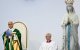 El papa León XIV (izquierda), flanqueado por el arzobispo italiano y maestro de las celebraciones litúrgicas pontificias Diego Ravelli, celebra, junto a la estatua de la Virgen María coronada, también conocida como «Nuestra Señora de Lourdes», la Santa Misa en la pradera del Santuario de Nuestra Señora de Lourdes, en el suroeste de Francia, el 27 de septiembre de 2026, en el tercer día de su visita a Francia.