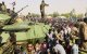 Soldados sudaneses montan guardia alrededor de vehículos militares blindados mientras los manifestantes continúan su protesta contra el régimen cerca del cuartel general del ejército en Jartum, la capital sudanesa.